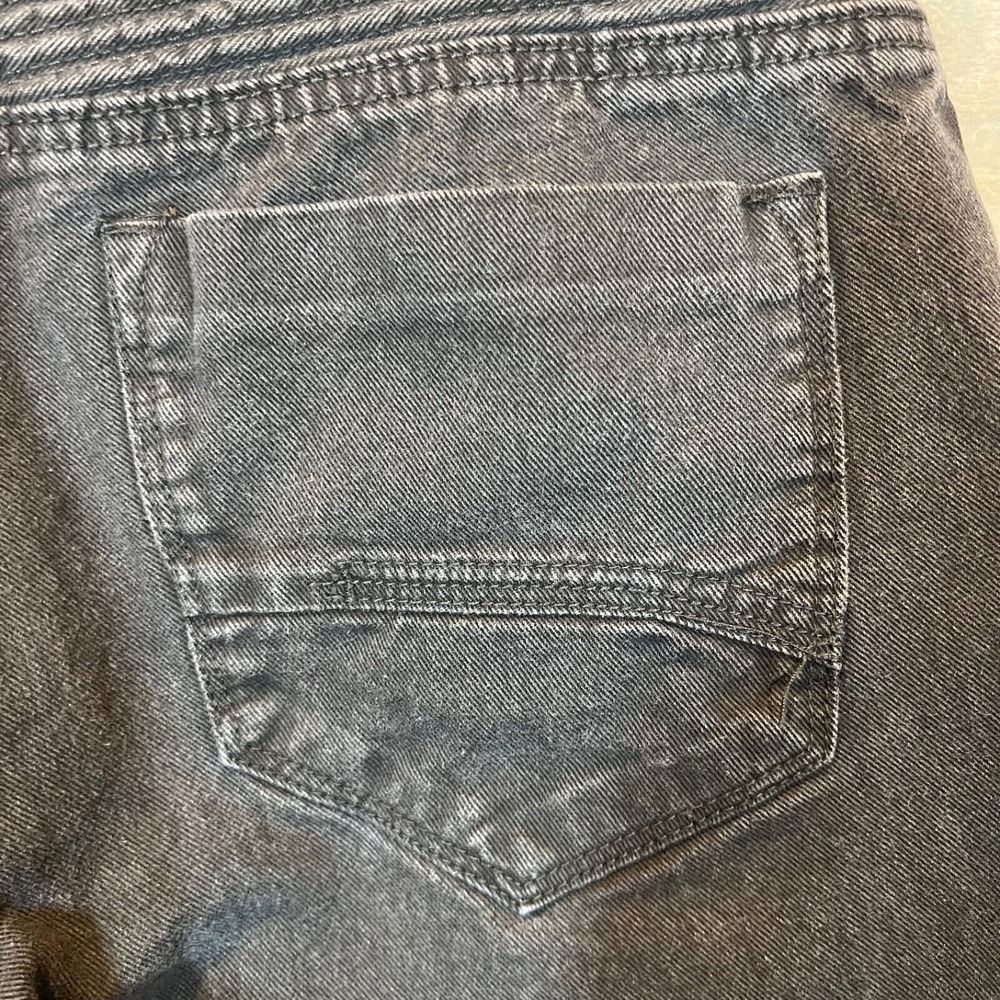 Marc Ecko Cut And Sew‎ Mens Black Shorts Size 32 Distressed Motto - Picture 10 of 12